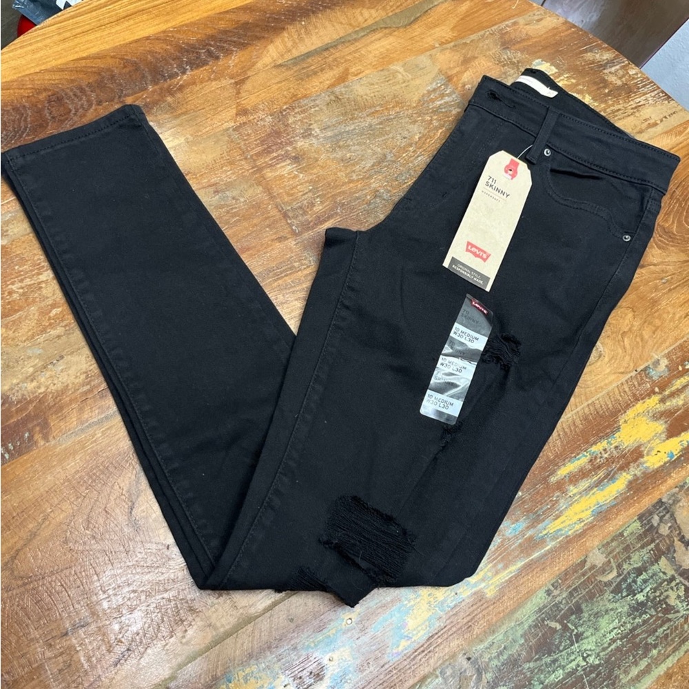 NWT Levi’s Women’s Black Distressed Jeans